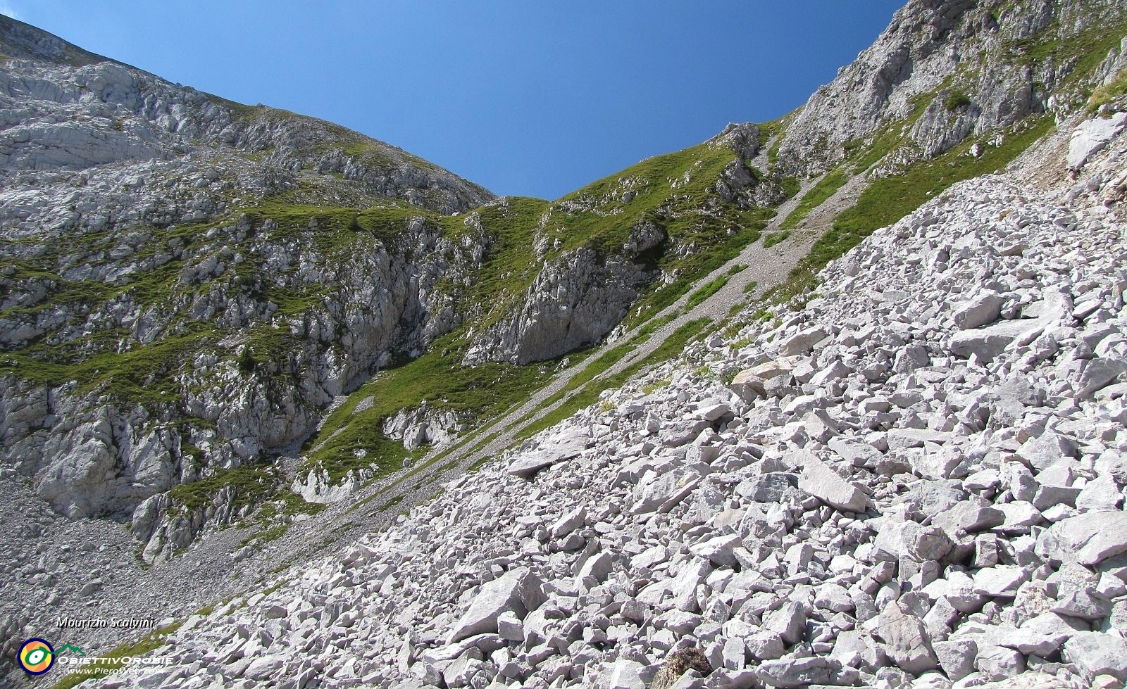 42 Sul faticoso macereto sotto il Passo di Corna Piana....JPG